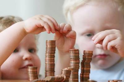 В Тверской области родители почти 100 тысяч детей получат единовременные выплаты