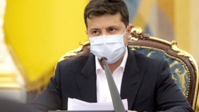 Зеленский требует "упрощения бюрократии" при выплатах компенсаций семьям погибших медиков