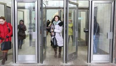Стеклянные двери травмировали ребенка в московском метро