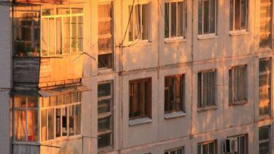 Сбросившего подругу с балкона петербуржца арестовали на два месяца