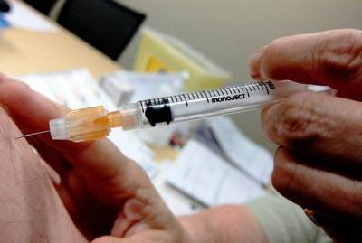 Соседи Украины и вакцина: в Польше вакцинируют и заробитчан, а на белорусах испытают "Спутник"