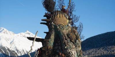 В окружении гор. Дэмиен Херст установил гигантскую скульптуру посреди замерзшего озера Санкт-Мориц