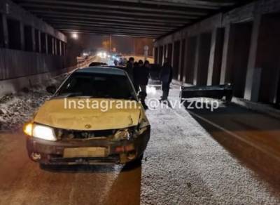 «Водитель чудом остался жив»: в Новокузнецке на машину упал дорожный ковш