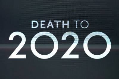 Хью Грант - Сэмюэл Л.Джексон - Элизабет Кудроу - Вышел первый трейлер псевдодокументальной комедии «Death to 2020» / «2020, тебе конец!» от Netflix и создателей Black Mirror (премьера — 27 декабря) - itc.ua