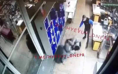 В Днепре избили парня в супермаркете. 18+