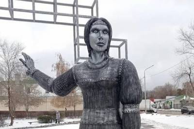 "Аленка постапокалипсиса" будет охранять от смерти: скандальный памятник в России демонтировали