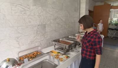 "Шведский стол" в столовых: школьники после локдауна будут сами выбирать обеды