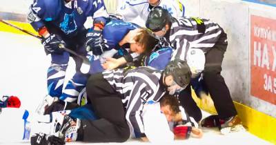 Массовая стычка на льду: как украинские хоккеисты подрались во время матча (видео)