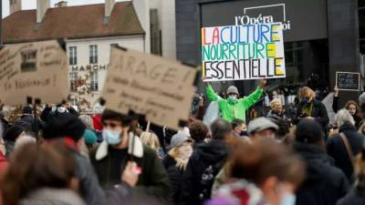 Во Франции проходят демонстрации против закрытия на карантин кинотеатров, театров, концертных залов и музеев