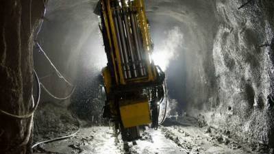 Медики госпитализировали рабочего после обрушения рудника в Башкирии