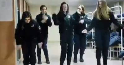 В Харькове курсантки МВД сплясали под блатную песню "Вороваек" (видео)