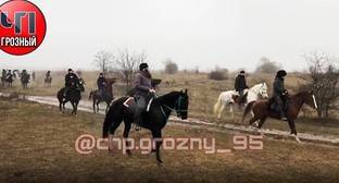 Пользователи соцсети одобрили конный поход к могиле Анзорова в Чечне