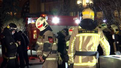 Один человек погиб и четверо пострадали при пожаре в многоэтажке в Москве
