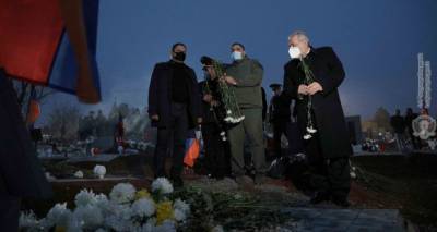 Глава Минобороны Армении почтил память павших в пантеоне "Ераблур"