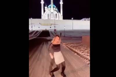 В Казани девушку затравили за танцы на фоне мечети