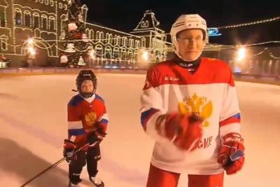 Путин вышел на лед около Кремля, исполнив желание мальчика