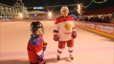 Путин исполнил мечту мальчика и сыграл с ним в хоккей (видео)