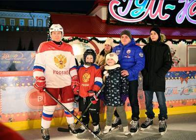 Путин исполнил мечту 9-летнего мальчика и вышел вместе с ним на лед