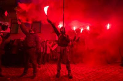 Жгли файеры и кричали "Ганьба": Под Офисом Зеленского протестующие требовали уволить Шкарлета