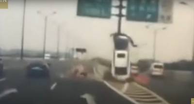 ДТП на автомагистрали заставило авто "встать на дыбы", видео