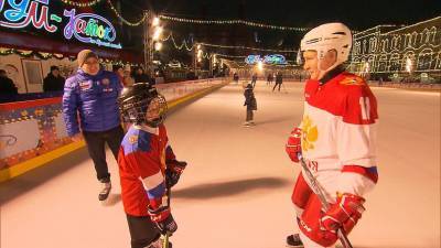 Владимир Путин исполнил желание мальчика покататься на коньках у Кремля