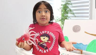 6-летняя Настя и 9-летний Райан заработали миллионы на роликах в YouTube