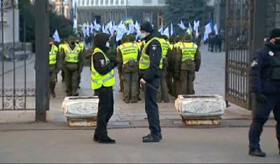 Полиция поднята по тревоге: в Киеве протестующие штурмуют Офис президента - что произошло