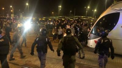 Видео: массовая драка возле штаба полиции в Иерусалиме