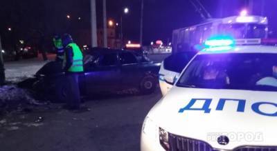 В Чебоксарах водитель на Audi влетел в столб, пытаясь скрыться после ДТП
