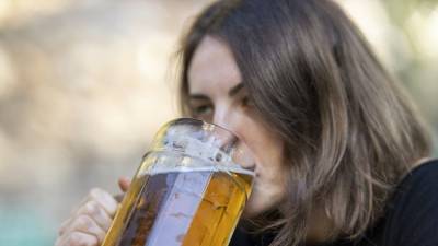 Эксперты сравнили эффективность парацетамола и пива при головной боли