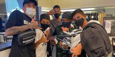 Футболист Шахтера купил одежду бразильским детям, которые просили деньги у торгового центра — фото