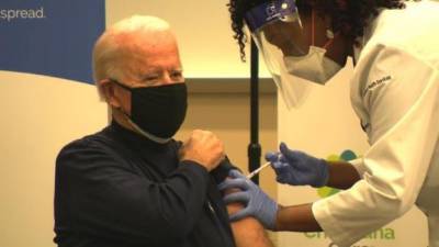 Байден в прямом эфире вакцинировался против COVID-19: видео