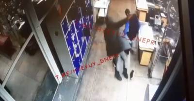 В Днепре посетитель супермаркета избил подростка до потери сознания: подробности инцидента