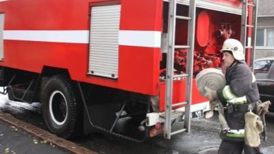 Более 30 спасателей тушили здание склада в подмосковной Апрелевке