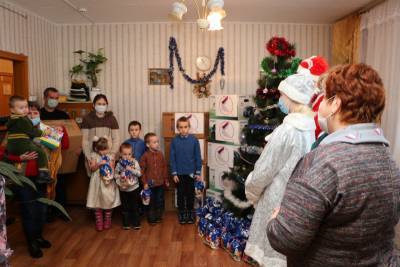 Смоленские активисты ОНФ вручили многодетным семьям новогодние подарки