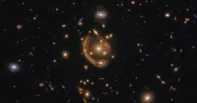 Странное и очень редкое явление: телескоп “Хаббл” запечатлел “расплавленное кольцо” Эйнштейна
