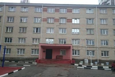 Выпавшая из окна общежития в Белгороде 17-летняя студентка погибла