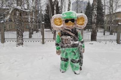 Бык-антиковид и чебурашка-диверсант: курсанты Новосибирска устроили снежную выставку