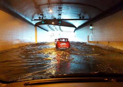Видео: ливень в Праге затопил тоннели и торговый центр