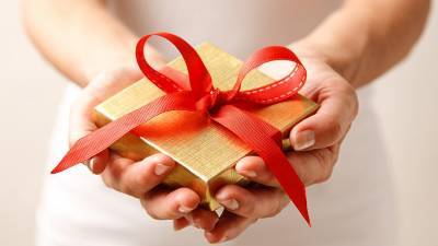 Консультант по этикету назвала 10 неудачных подарков для мужчин