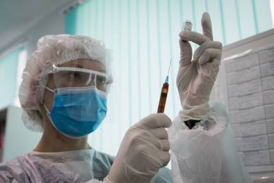 Вирусолог заявил об эффективности вакцин против нового штамма коронавируса