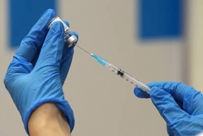 Иммунолог оценил эффективность вакцин против новой мутации коронавируса