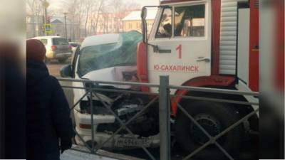Момент столкновения пожарной машины с микроавтобусом попал на видео