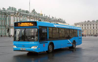 Автобус Деда Мороза можно увидеть в Петербурге