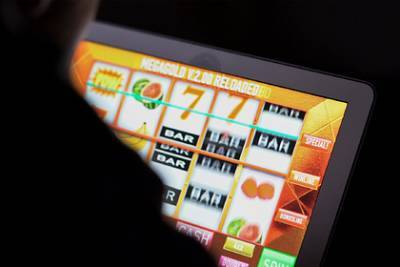 Мужчина нашел способ обмануть онлайн-казино и сам себя выдал
