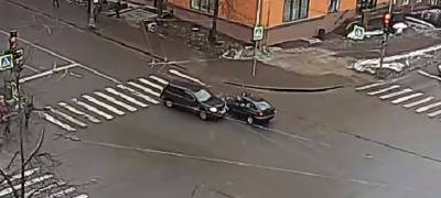 Жесткое ДТП: в центре Петрозаводска два автомобиля не поделили перекресток (ВИДЕО)