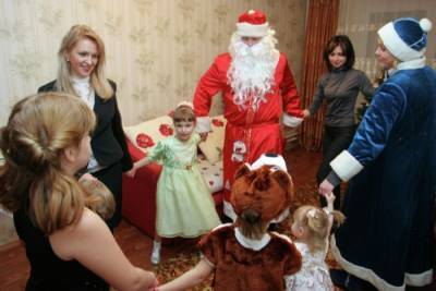 Жителям Томской области рекомендуют не приглашать домой Деда Мороза и Снегурочку