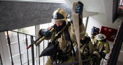 В Калининграде из-за пожара на лестничной площадке эвакуировали несколько жильцов высотки