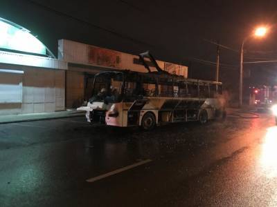 В Астрахани на Аэропортовском шоссе загорелся автобус