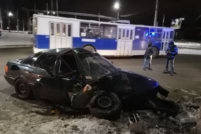 В Чебоксарах скрывшийся с места ДТП пьяный водитель врезался в столб